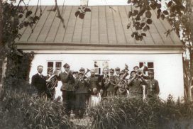 Orkiestra kościelna przed budynkiem plebanii w Raczkach. W składzie orkiestry mieszkańcy Małych Raczek. Lata 30. XX wieku.