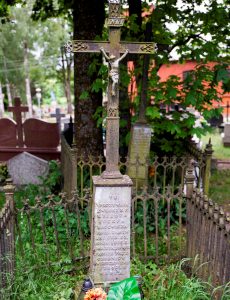 Grób ks. Bacewicza na cmentarzu jamińskim.