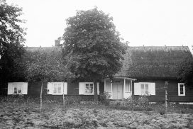 Plebania w Jaminach pobudowana w 1880 roku. Zdjęcie z 1938 roku.
