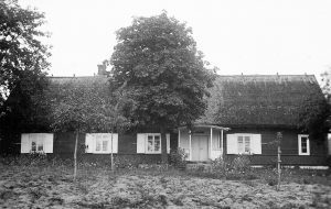 Plebania w Jaminach pobudowana w 1880 roku. Zdjęcie z 1938 roku.