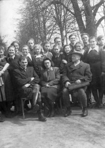 Uczniowie i nauczyciele liceum w Dowspudzie. Z prawej strony siedzi Aleksander Putra. Rok 1946.