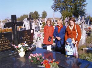 Córka, wnuczka oraz prawnuki Jana przy grobie rodzinnym na cmentarzu w Janówce.