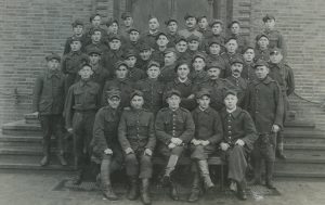 Żołnierze w niemieckiej niewoli. Jan Szyłak siedzi drugi od prawej strony.