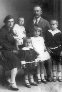 Aleksander z żoną i dziećmi.