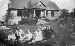 Rodzina Putrów przed dworkiem w Koniecborze.