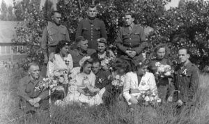 Śluby zaraz po wyzwoleniu w roku 1945. Jan Szyłak stoi pierwszy z lewej strony.