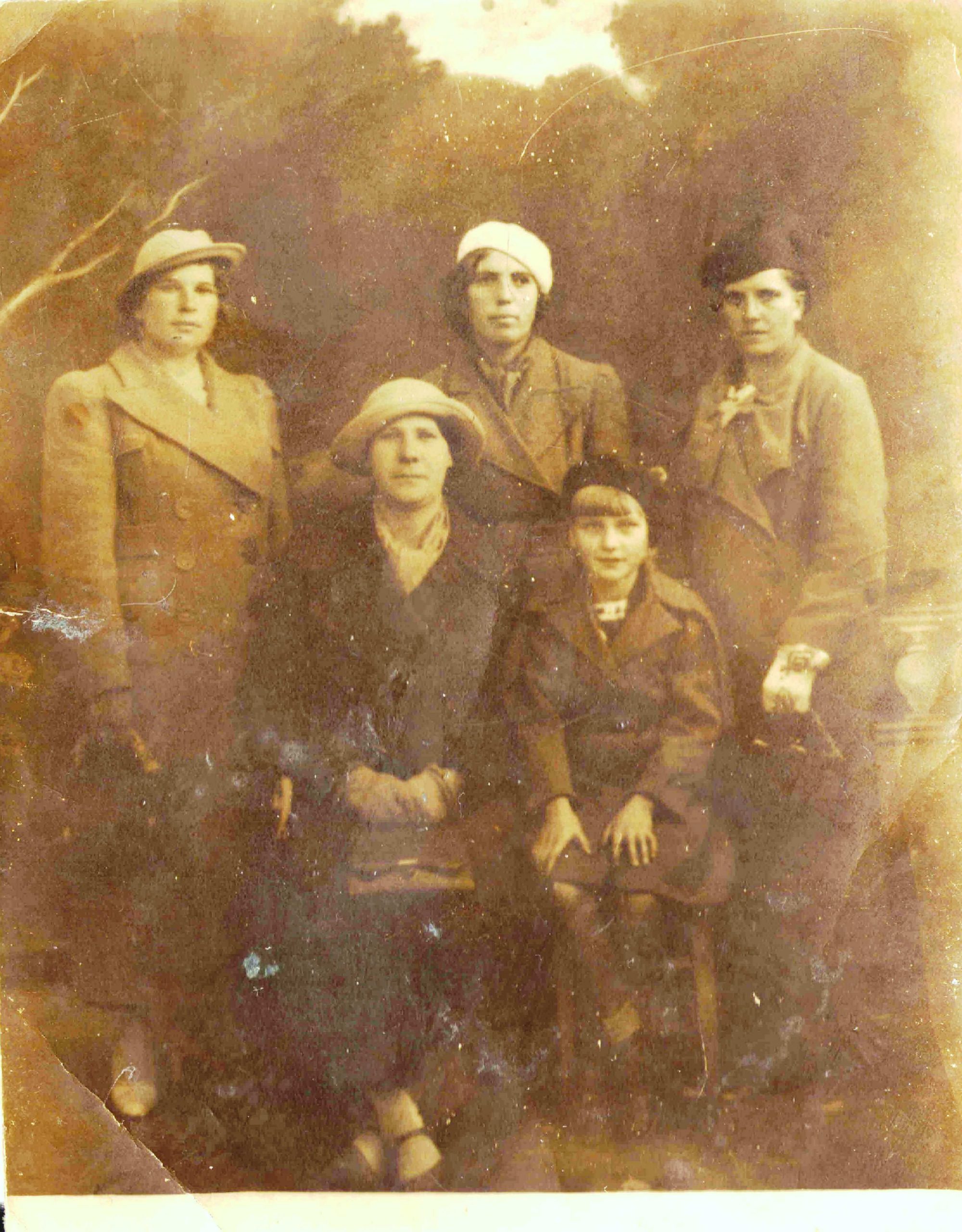 Fotografia z albumu rodzinnego Józefy Drozdowskiej, rozm 8,6 x 6,7 koloru sepii