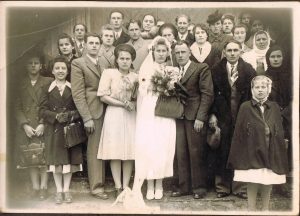 Zdjęcie ślubne Teresy i Konrada Bielawskich z rodzinami