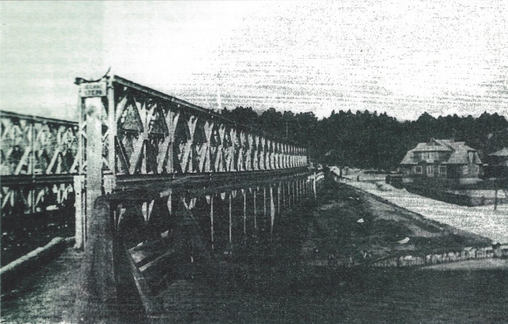 Most bajlejowski w 1951 r. Drewniane kładki piesze były zbudowane po obu stronach stalowej konstrukcji kratownicowej. Fot. Zdzisław Stefański