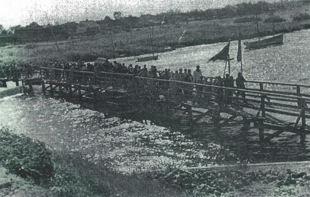 Kładka na Netcie wybudowana na czas budowy współczesnego mostu. Na kładce kondukt pogrzebowy. Rok 1960