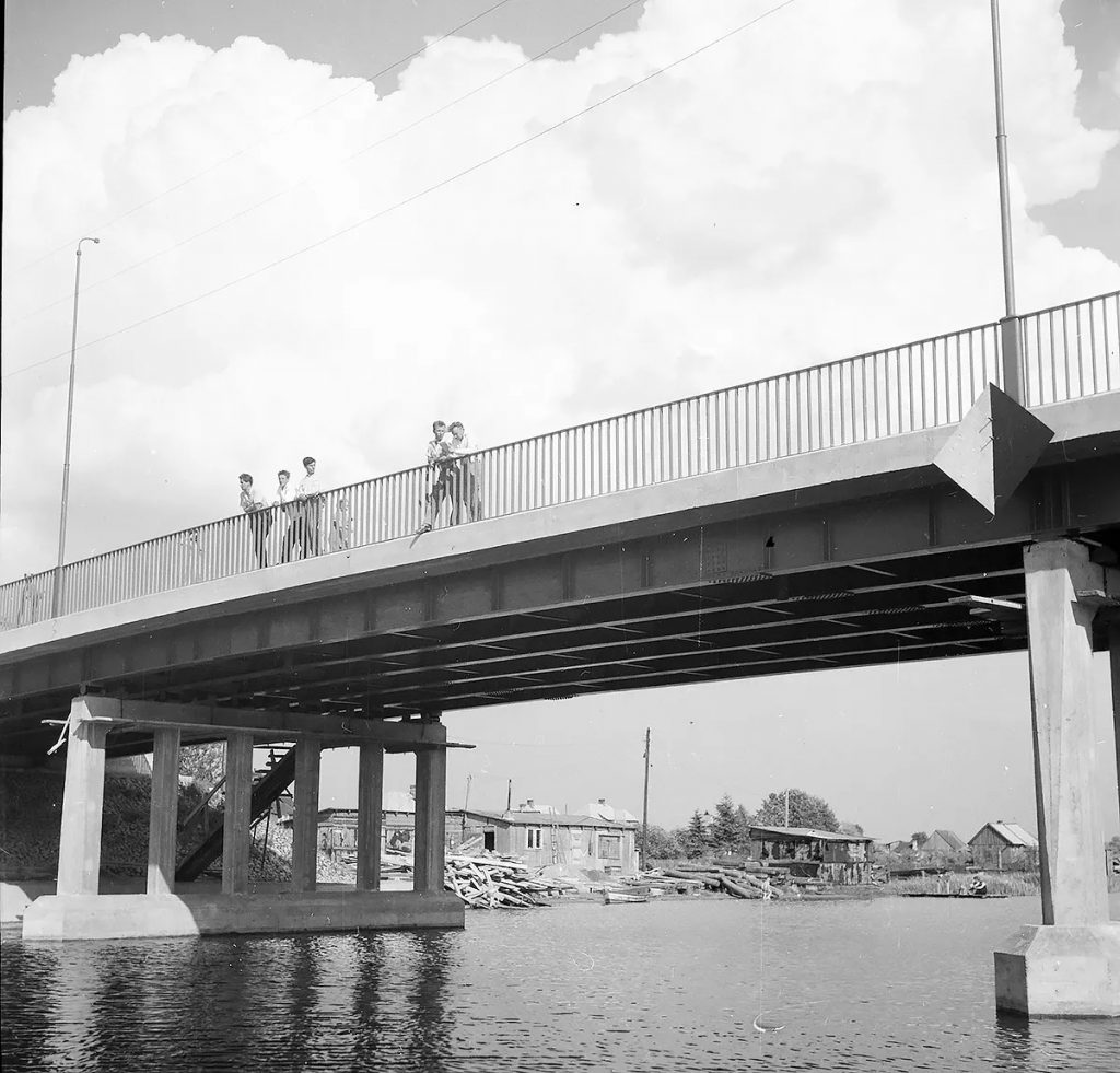 Współczesny most na Netcie w Augustowie wkrótce po otwarciu. Na brzegu widoczne jeszcze baraki budowlane. Fot. Ludwik Jaworski