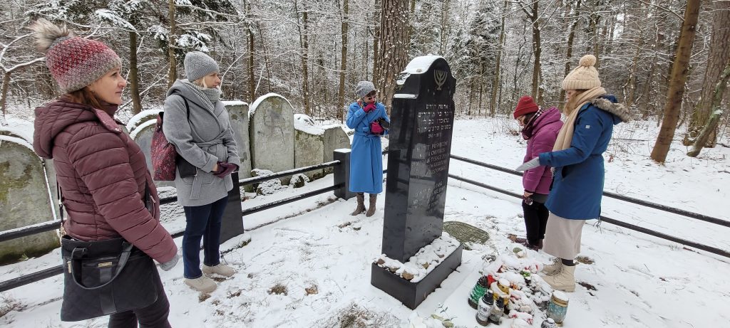 Przy pomniku upamiętniającym augustowskich Żydów na Zarzeczu. Fot. Krzysztof Zięcina