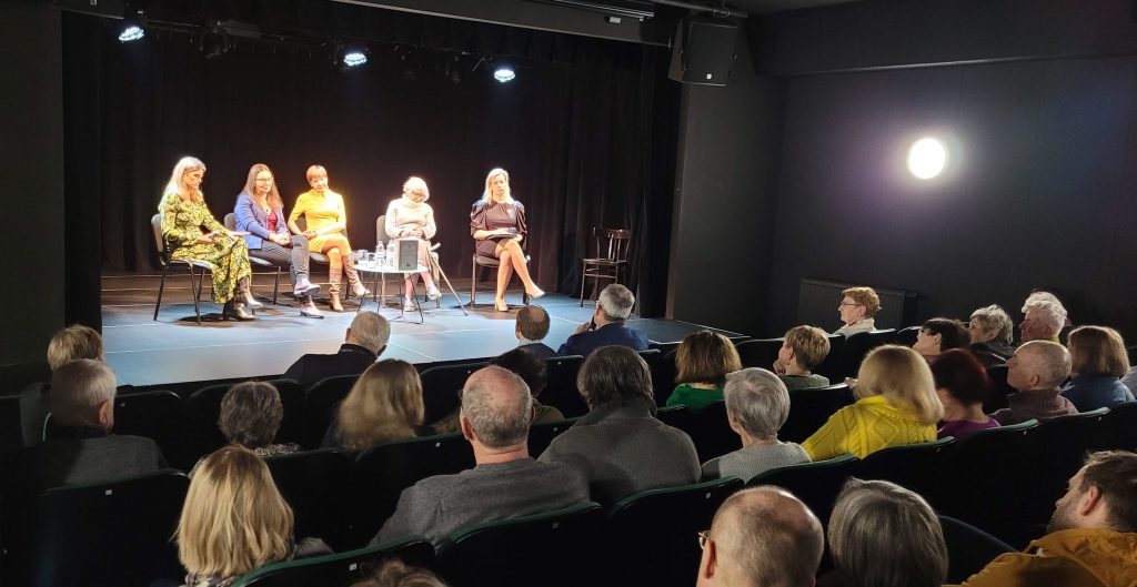 Dyskusja z publicznością. Na scenie od lewej Patrycja Zięcina, Magdalena Sommer, Monika Polit, Mira Kamińska, Urszula Zalewska. Fot. Krzysztof Zięcina