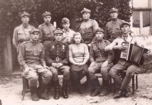 Pamiątka pobytu kompanii saperów 1 Zapasowego Pułku Piechoty w okolicach Lubartowa (plutonowy Czesław Orłowski siedzi pierwszy z lewej)