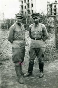 Sierżant Czesław Orłowski z lewej