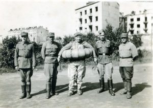 Pamiątka stacjonowania w zrujnowanej Warszawie (sierżant Czesław Orłowski drugi z lewej)