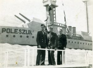 Romuald (pierwszy z prawej) podczas zajęć wojskowych w gimnazjum, Flota Pińska