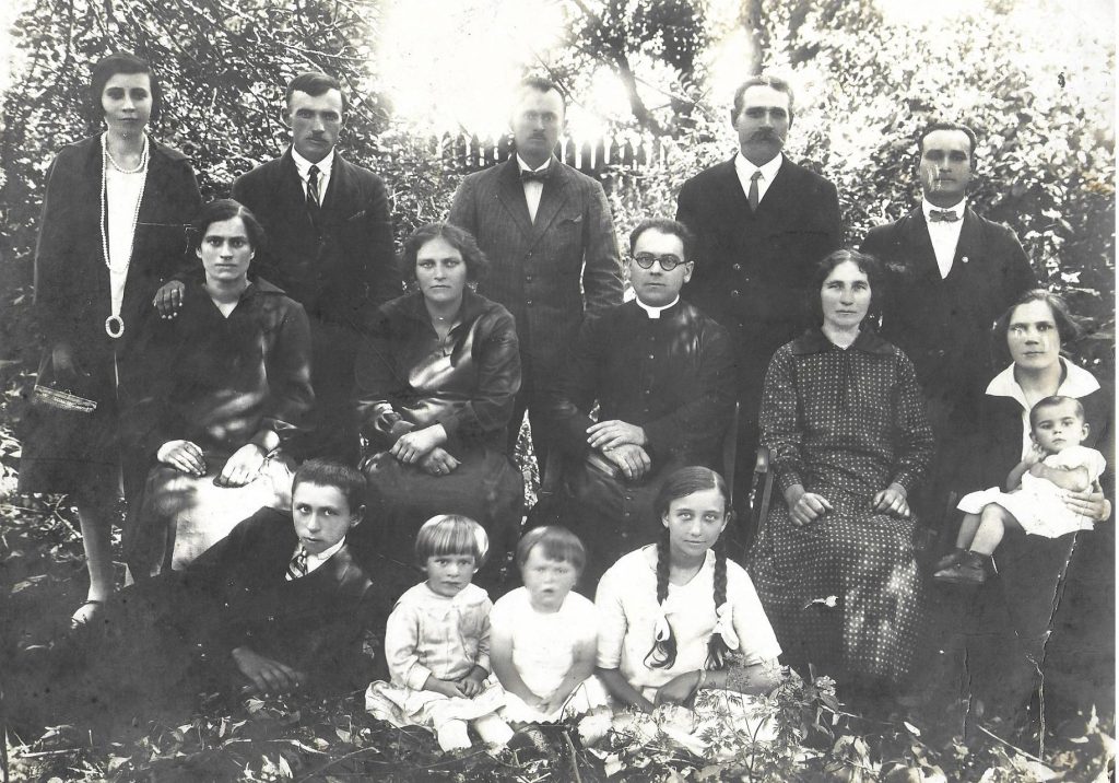 Krzywiccy. Stoją z lewej strony: Wacław i Wincenty, przed nimi ich żony, z prawej stoi Konstanty, a przed nim jego żona z dzieckiem na kolanach