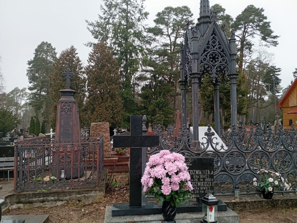 Pomnik Awgusty Gołowiny znajdujący się na lewo od okazałego nagrobka Adolfa Gerschowa