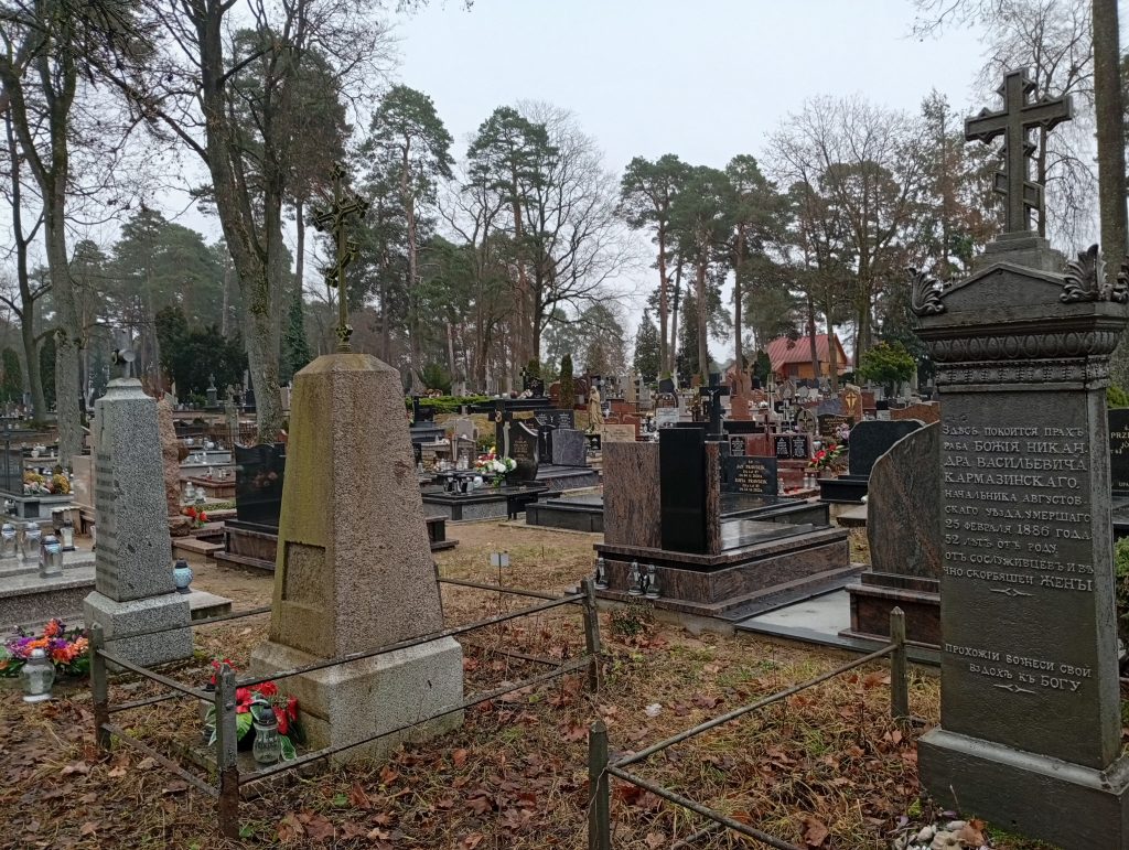 Nagrobki Nikandra Karmazynskiego i proboszcza Stępkowskiego