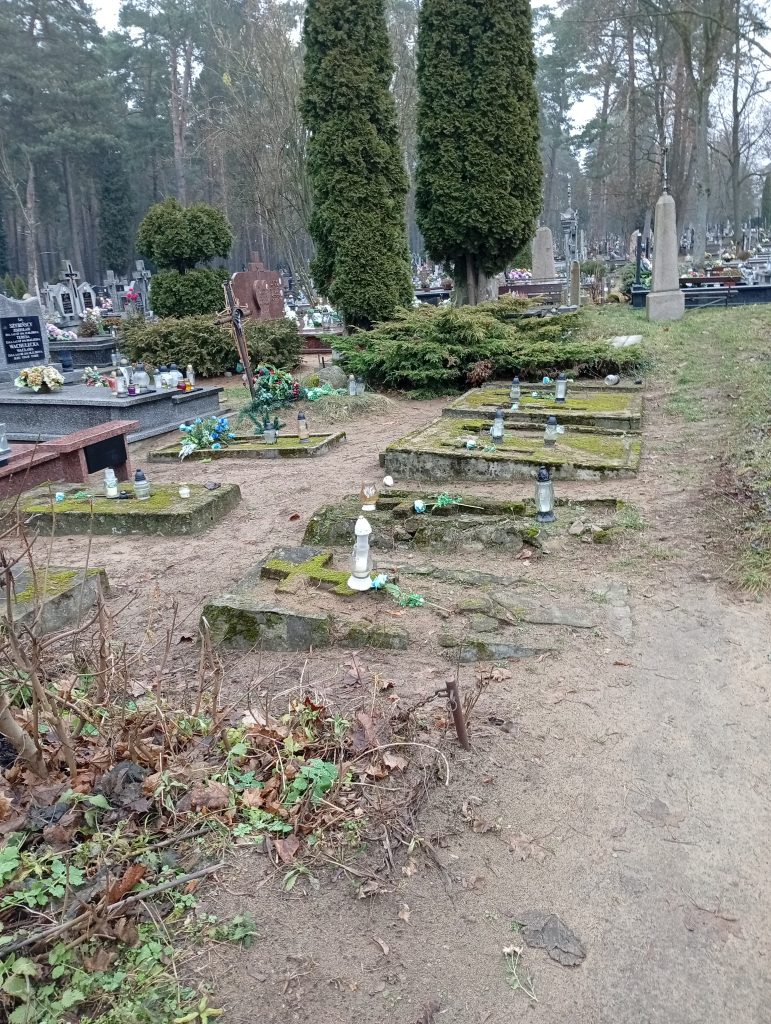 Bezimienne mogiły w prawosławnej części cmentarza w Augustowie