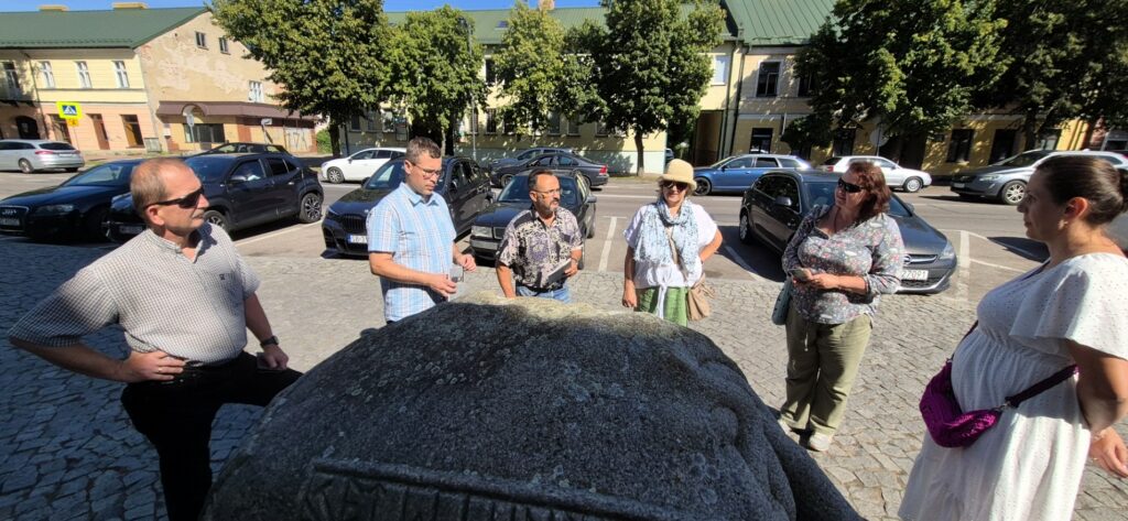Uczestnicy wycieczki przed Muzeum Okręgowym w Suwałkach