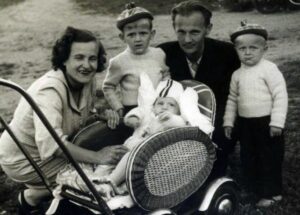 Mamy już trzech synów; Zdzisława, Andrzeja i Teodora. Olecko, 1956 r.
