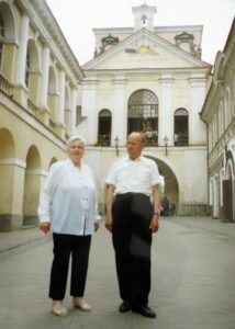 Seniorzy na wycieczce w Wilnie. Ostra Brama