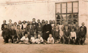 Szkoła podstawowa w Sejnach, ok. 1935 r. Zygmunt w białej koszuli, trzeci z prawej