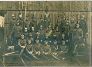 Opis fotografii strażaków z 1928 roku.1. Ziemba Piotr2. Sieńko Kazimierz?3. Murawski Konrad4. Skorupa Jan5. NN6. Janik Józef7. Sieńko Józef – wyjechał do Ameryki8. NN9. Skorupa Wacław10. NN11. Ziemba Bronisław12. Kosakowski Józef?13. Dawidowicz Bolesław?14. Świerzbiński Klemens15. Haraburda Kazimierz16. NN17. NN18. Panasewicz Bolesław?19. Haraburda Jozef20. Olszewski Bolesław?21. NN22. Janik ……. – wyjechał do Ameryki23. Aniszko Kazimierz?24. NN25. Skorupa Eugeniusz26. Talkowski Antoni27. Noruk Jan28. Guziejko Stanisław29. Guziejko AntoniSporządzony przez Józefa Matyskiełę na podstawie oryginalnego zdjęcia. Odnowił Bogusław Kierkla