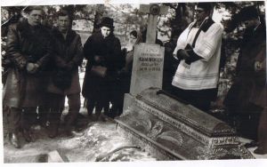 Miejsce pochówku Jana Noruka, tuż obok spokrewnionego grobu rodziny Kamińskich na cmentarzu w Jaminach.