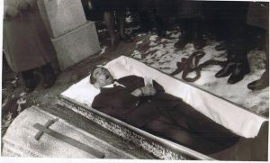 Zwyczaj ostatniego pożegnania zmarłego przy otwartej trumnie. Jan Noruk zmarł w wieku 77 lat