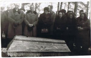 Najbliższa rodzina nad trumną na jamińskim cmentarzu