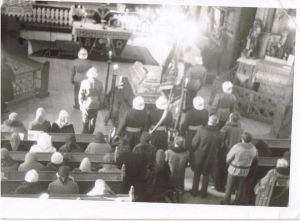 Poczet sztandarowy wraz z uroczystą asystą strażaków podczas pogrzebu Jana Noruka w Jamińskim kościele.