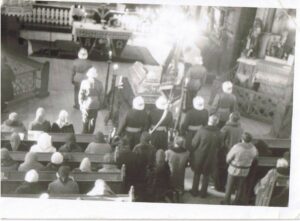 Poczet sztandarowy wraz z uroczystą asystą strażaków podczas pogrzebu Jana Noruka w Jamińskim kościele.