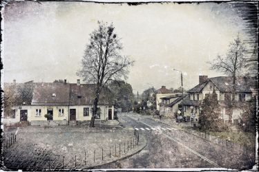 Ulica Suwalska w centrum. Z lewej strony piekarnia Frenkela oraz m.in. mieszkanie Berwaldów. Współcześnie.