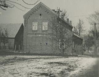 Budynek dawnej fabryki prowadzonej przez spółkę Marianski- Berwald, zaś następnie budynek szkoły. Obecnie Gminny Ośrodek Kultury. Lata 50.