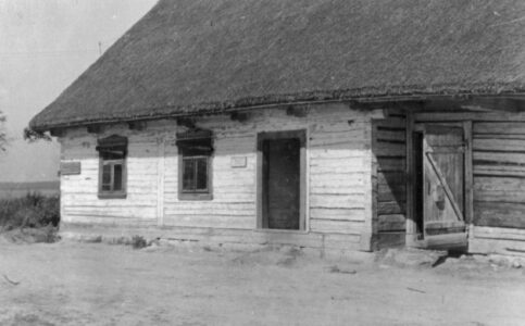 Residential building in Małe Raczki intended for the office and quarters of Luftwaffe soldiers. 1941. Budynek mieszkalny w Małych Raczkach przeznaczony na biuro i kwatery żołnierzy Luftwaffe. Rok 1941.