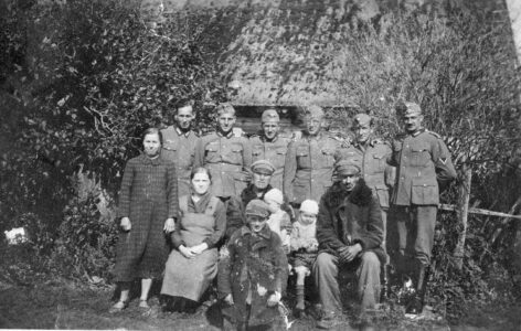 The Kotarski and Morusiewicz families and German soldiers in Małe Raczki during the Nazi occupation. Rodziny Kotarskich i Morusiewiczów oraz niemieccy żołnierze w Małych Raczkach w czasie hitlerowskiej okupacji.