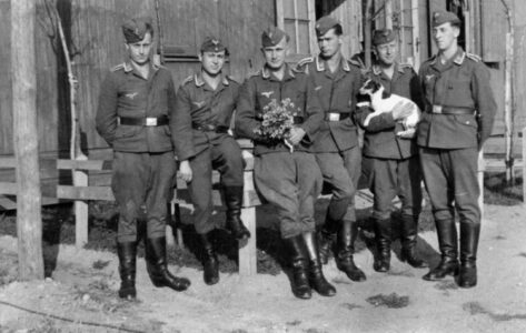 Luftwaffe soldiers at the barrack in Małe Raczki. 1941. Żołnierze Luftwaffe przy baraku w Małych Raczkach. Rok 1941.