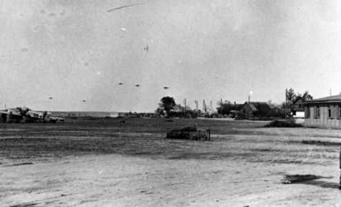 Lądujące samoloty na lotnisku w Małych Raczkach. Rok 1941.