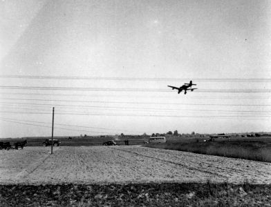 Lądujący samolot na lotnisku w Małych Raczkach. Rok 1941.