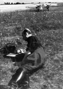 A member of the crew of the Henschel hs 129 aircraft at the Małe Raczki airport. 1944. Członek załogi samolotu Henschel hs 129 na lotnisku w Małych Raczkach. Rok 1944.