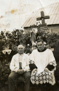 Aleksander Karaś and priest Mieczysław Olszewski in Małe Raczki. 1950s. Aleksander Karaś i ksiądz Mieczysław Olszewski w Małych Raczkach. Lata 50. XX w.