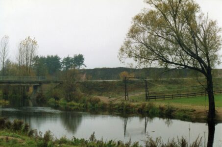 Mill pond and road bridge in Małe Raczki. Year 2002. Photo W. Majewski. Staw młyński oraz most drogowy w Małych Raczkach. Rok 2002. Fot. W. Majewski.