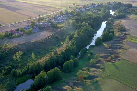 Rospuda river and buildings of the village of Małe Raczki. Year 2016. Photo Ł. Przychodzki. Rzeka Rospuda i zabudowania wsi Małe Raczki. Rok 2016. Fot. Ł. Przychodzki.