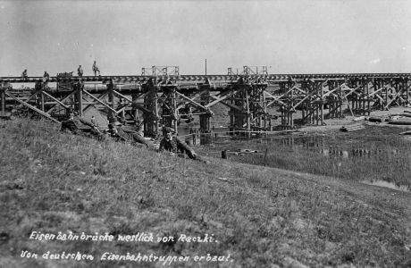 Żołnierze niemieccy na tle mostów kolejowych w pobliżu wsi Małe Raczki. Rok 1915.
