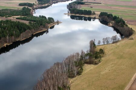 Lake Bolesty with the so-called Wierciochów headland. Fig. Hubert Stojanowski. Jezioro Bolesty z tzw. cyplem wierciochowskim. Fot. Hubert Stojanowski