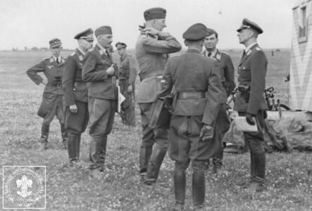 Veit Fischer, Luftwaffe general with a visit to the airport in Małe Raczki. 1944. Veit Fischer, generał Luftwaffe z wizytacją na lotnisku w Małych Raczkach. 1944.