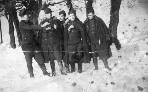 Soldiers of the Polish Army in German captivity. Among them Piotr Morusiewicz from Małe Raczki. 1940s. Żołnierze Wojska Polskiego w niemieckiej niewoli. Wśród nich Piotr Morusiewicz z Małych Raczek. Lata 40.